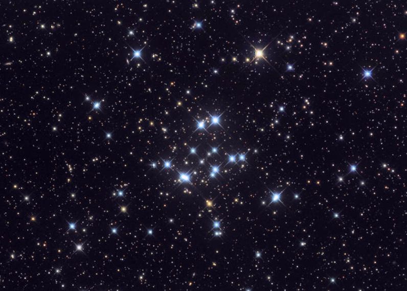 Мессье  34 - рассеянное  звездное  скопление  в  созвездии  Персей