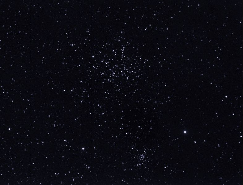 Мессье  38 - рассеянное  звездное  скопление  в  созвездии  Возничий