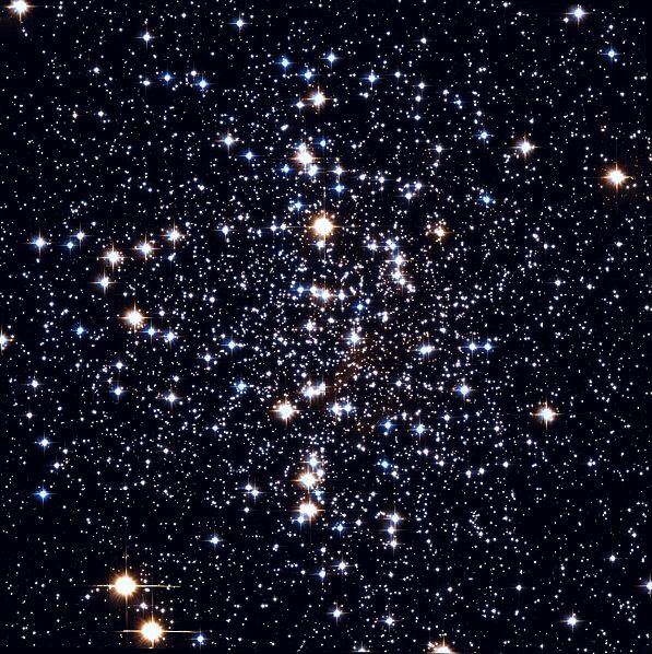 Мессье  4 - шаровое  звездное  скопление  в  созвездии  Скорпион