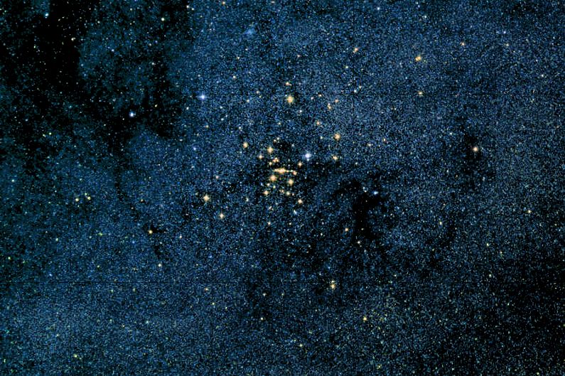 Мессье  7 - рассеянное  звездное  скопление  в  созвездии  Скорпион