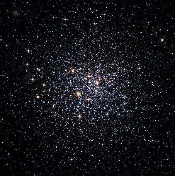 Мессье  72 - шаровое  звездное  скопление  в  созвездии  Водолей