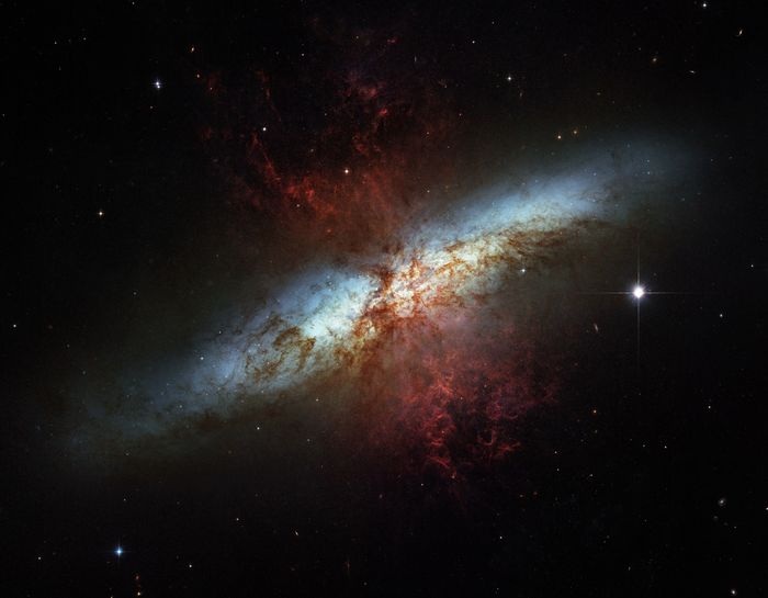 Мессье  82 -  неправильная  галактика   в   созвездии   Большая  Медведица