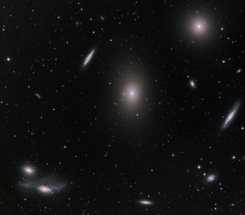 Мессье  86 - эллиптическая  галактика   в   созвездии   Дева