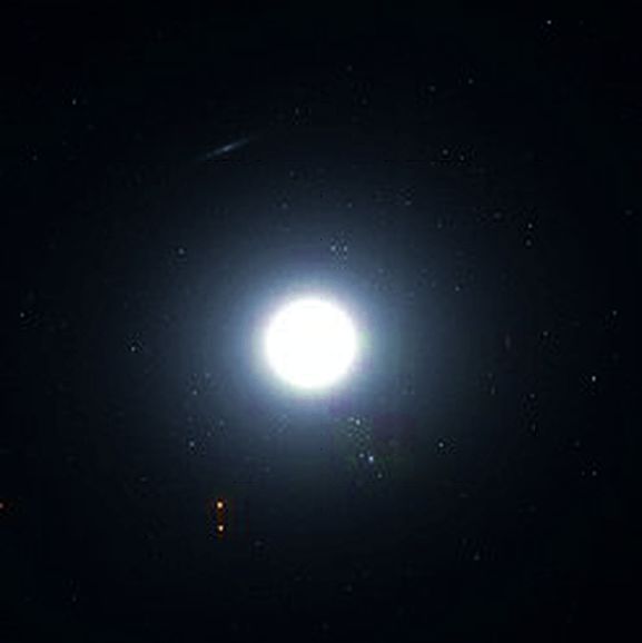 Мессье  89 - эллиптическая  галактика   в   созвездии   Дева