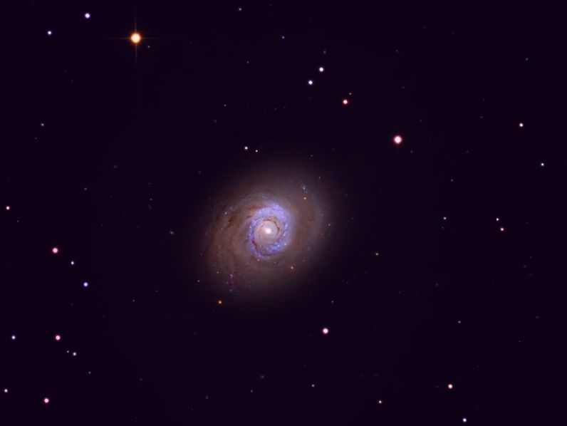 Мессье  94 - спиральная  галактика   в   созвездии  Гончие  Псы