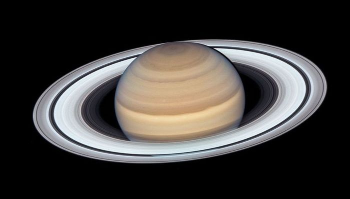 Планета Сатурн. Вид из космоса.