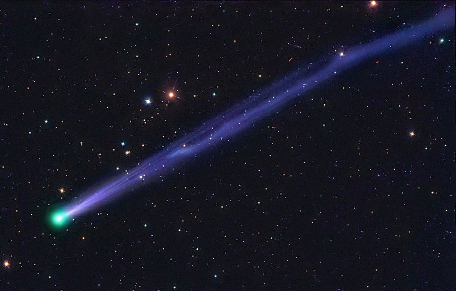 Яркая комета среди звезд