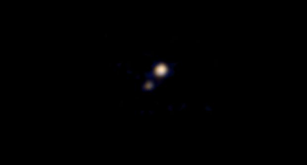 Аппарат  "Новые  Горизонты"  впервые  сфотографировал  Плутон 