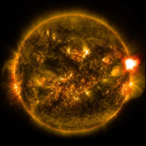 Солнце и солнечная вспышка. Фото: NASA